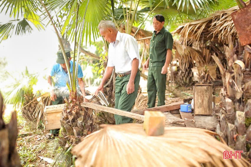 Tận dụng lợi thế đất rừng sẵn có, ông Bính cùng nhiều cựu chiến binh thôn Lạc Sơn góp vốn nuôi ong lấy mật. bqbht_br_z6039789655255-5cf3791e6fd18424ce1bb9076a30ebbb.jpg