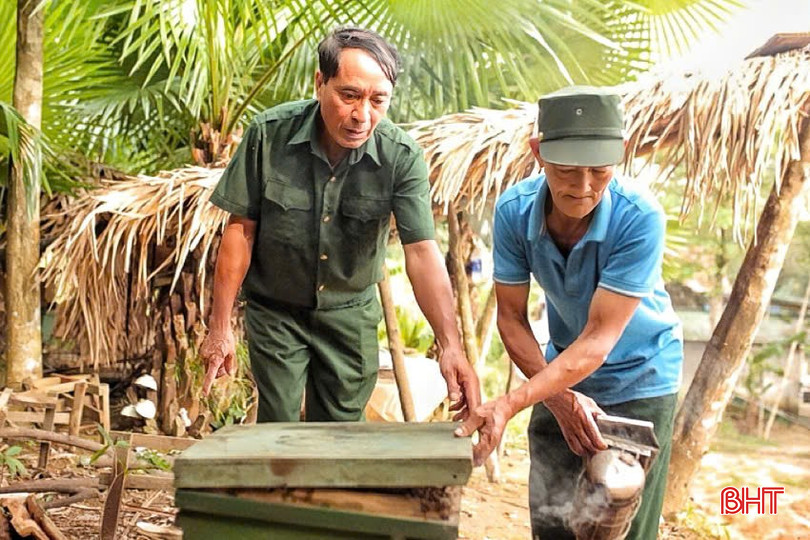 Trở về từ chiến trường, ông Nguyễn Xuân Bính (bên trái) luôn nỗ lực vượt qua khó khăn để phát triển kinh tế. bqbht_br_c32834b4328489dad095.jpg