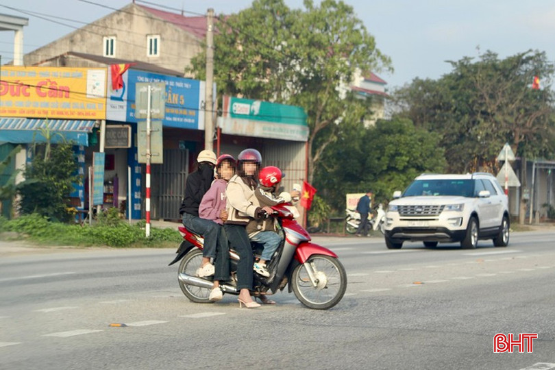 Tình trạng vi phạm Luật Trật tự an toàn giao thông đường bộ xuất hiện ở các tuyến đường từ thành thị tới nông thôn. (Ảnh chụp tại QL1, đoạn qua xã Cẩm Bình, TP Hà Tĩnh sáng mùng 3 Tết).
