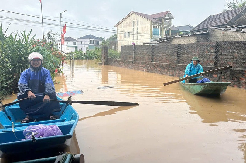Thuyền cứu hộ tiếp cận nhà dân ngập sâu ở thôn Ái Quốc (xã Cẩm Duệ, Cẩm Xuyên). img-0251-copy.jpg