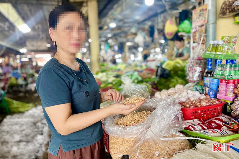 Một tiểu thương ở chợ TP Hà Tĩnh mời chào khách mua các loại hải sản khô. bqbht_br_img-1994-copy.jpg