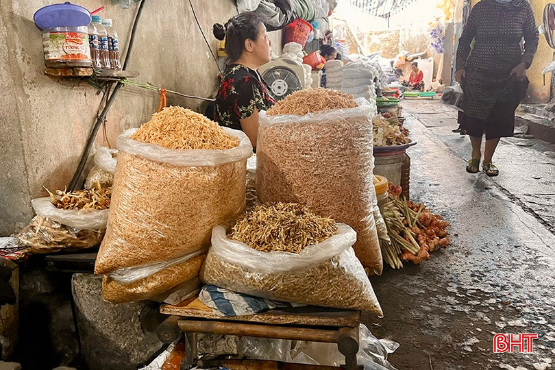 Những kệ đồ khô được tiểu thương đặt sát nền chợ ẩm thấp, không được che chắn cẩn thận. bqbht_br_img-1992-copy.jpg