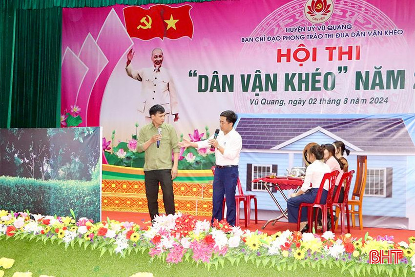 Với phần thi tiểu phẩm, các đội thi mang tới 10 sản phẩm dưới dạng kịch hát, tái hiện lại những tình huống “Dân vận khéo” thực tế tại cơ sở và đưa ra những phương pháp giải quyết hiệu quả. Trong ảnh: phần thi tiểu phẩm của đội thi xã Ân Phú.