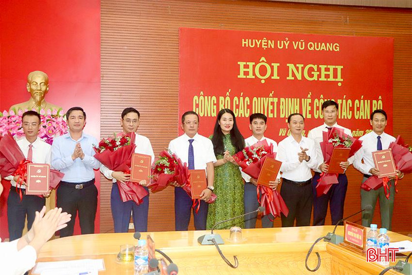 Lãnh đạo huyện Vũ Quang trao quyết định và tặng hoa chúc mừng các đồng chí được điều động, luân chuyển, bổ nhiệm đợt này. IMG_9423 2 copy.jpg