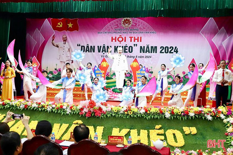 Tham dự chung kết hội thi có 10 đội thi đến từ các xã, thị trấn trên địa bàn. Các đội tranh tài ở 3 phần thi: chào hỏi, kiến thức và tiểu phẩm. Trong ảnh: phần thi chào hỏi của đội thi xã Thọ Điền.