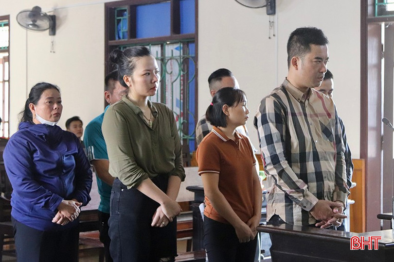 Nhóm bị cáo tại phiên xử sơ thẩm hình sự do Toà án nhân dân tỉnh Hà Tĩnh mở. bqbht_br_img-0057-3-copy.jpg