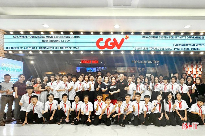 Học sinh lớp 8C, Trường THCS Xuân Diệu tham gia xem phim "Mưa đỏ". bqbht_br_truong-xuan-dieu.jpg
