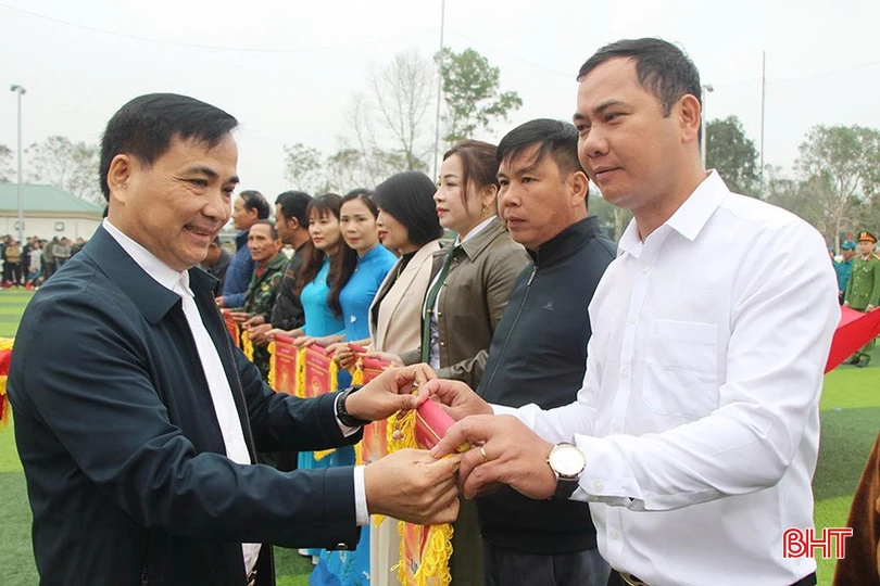 Đại hội TDTT xã Mai Hoa lần thứ I có 32 đội với hơn 650 vận động viên tham gia, tranh tài ở các nội dung: kéo co nam, kéo co nữ, bóng chuyền nam, bóng chuyền nữ, bóng đá nam, bóng hơi nữ, pickleball. Trong ảnh: Đại diện lãnh đạo xã Mai Hoa tặng cờ lưu niệm cho các đoàn vận động viên.