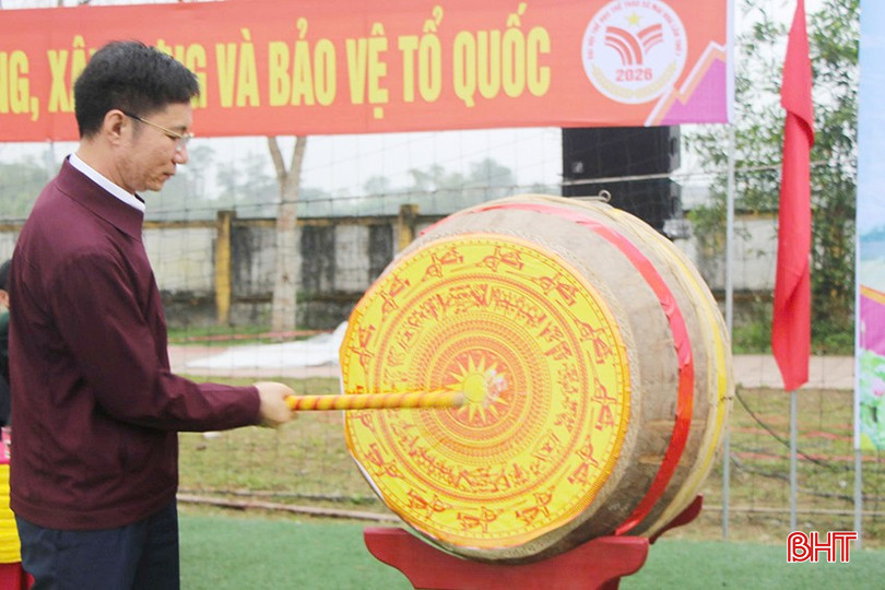 Chủ tịch UBND xã Mai Hoa Phạm Ngọc Tạo đánh trống khai mạc đại hội.
