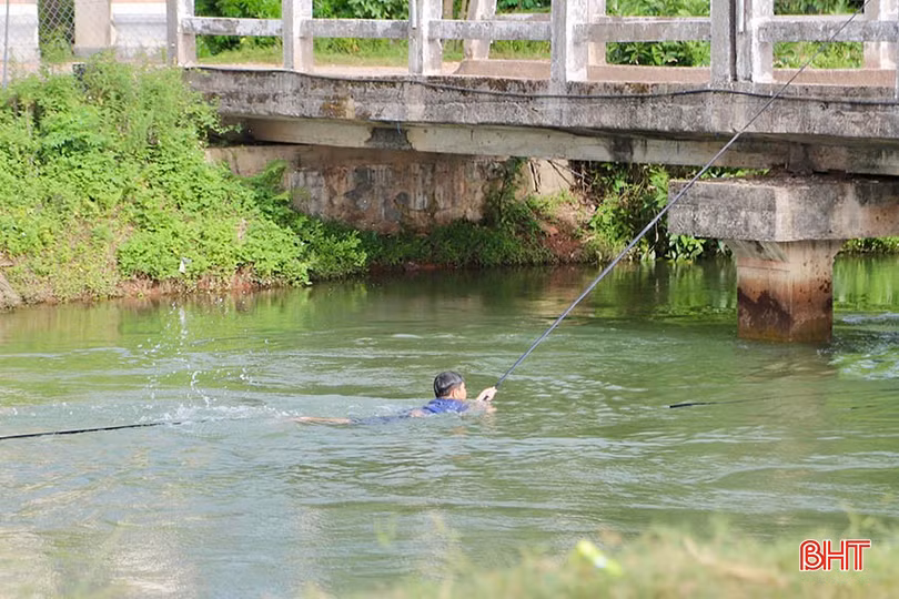 Việc các em học sinh vô tư bơi lội, nô đùa giữa kênh tiềm ẩn nhiều rủi ro.