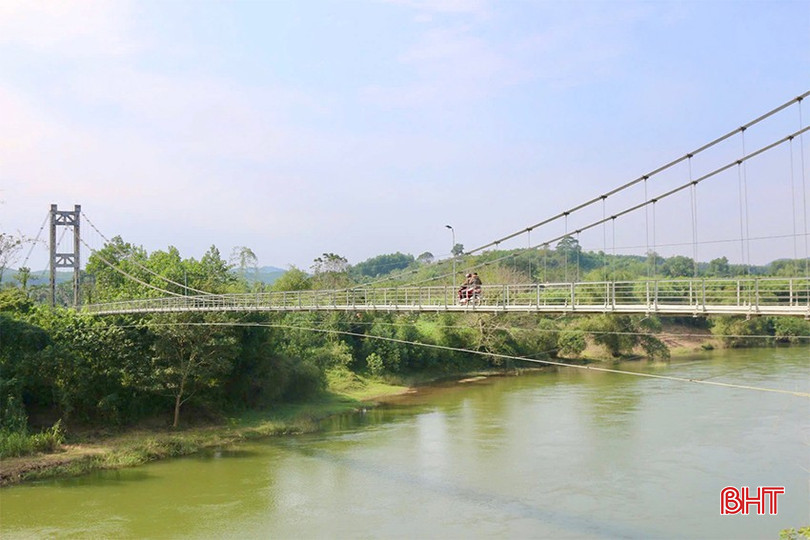 Cầu treo Chợ Quánh nối thôn 2 và thôn 3 (xã Quang Thọ). bqbht_br_img-4790-copy.jpg