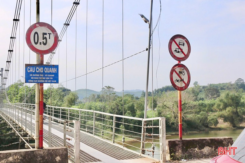 Cầu treo Chợ Quánh không đáp ứng nhu cầu đi lại của người dân địa phương. Cầu treo Chợ Quánh không đáp ứng nhu cầu đi lại của người dân địa phương.