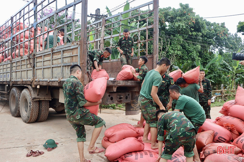 Bà Nguyễn Thị Lan (thôn Mỹ Phú, xã Cẩm Mỹ) không giấu được sự xúc động: &quot;Gia đình tôi có gần 2 tấn lúa vừa gặt xong thì lũ tràn về. Nước ngập hết sân, lúa ướt sũng, tôi lo mất trắng cả vụ. May có các chú bộ đội, chính quyền địa phương đến giúp hỗ trợ đi sấy, gia đình cũng đỡ lo hơn rất nhiều&quot;.