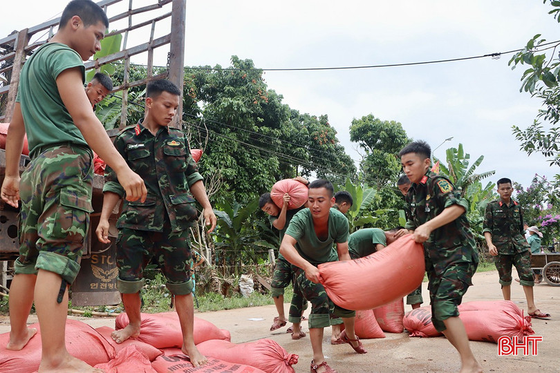 Được biết, mưa lũ từ chiều qua đến rạng sáng ngày 25/5 đã khiến hơn 1.800 tấn lúa xuân vừa thu hoạch của bà con Cẩm Xuyên bị ngấm nước hoàn toàn. Đây không chỉ là con số thiệt hại về sản lượng mà còn là nỗi lo canh cánh của người dân về nguy cơ mất trắng vụ mùa.