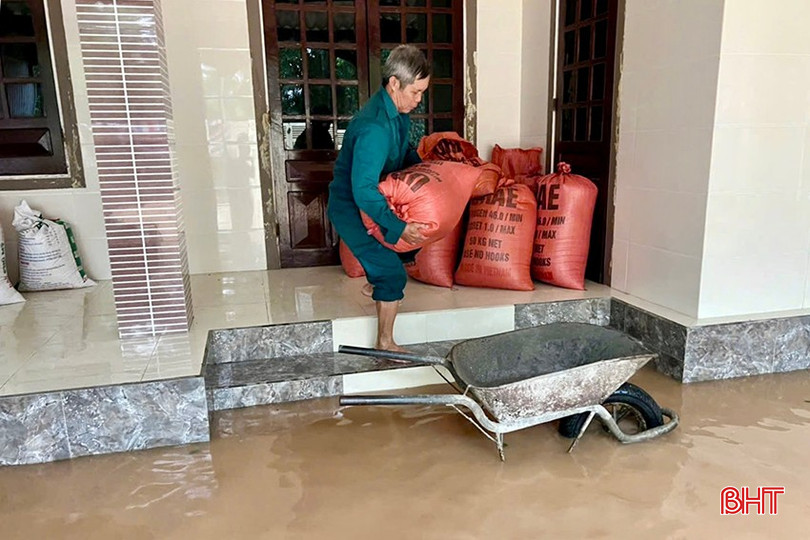 Người dân thôn Kênh (xã Cẩm Thành) kê cao lúa để đảm bảo an toàn tài sản. bqbht_br_img-0235-copy.jpg