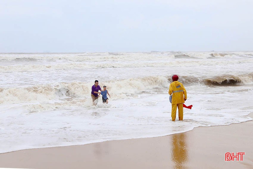 Đội Cứu nạn, cứu hộ thuộc BQL Khu du lịch Thiên Cầm liên tục nhắc nhở du khách, cảnh báo nguy hiểm khi biển động. bqbht_br_img-1124-copy.jpg