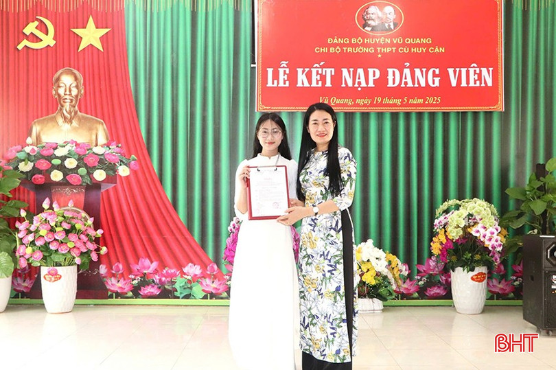 Với tân đảng viên Phan Yến Nhi, được đứng trong hàng ngũ của Đảng đúng vào dịp sinh nhật Bác là vinh dự lớn lao. bqbht_br_498593371-1360386058374184-7472403034480986958-n-1.jpg