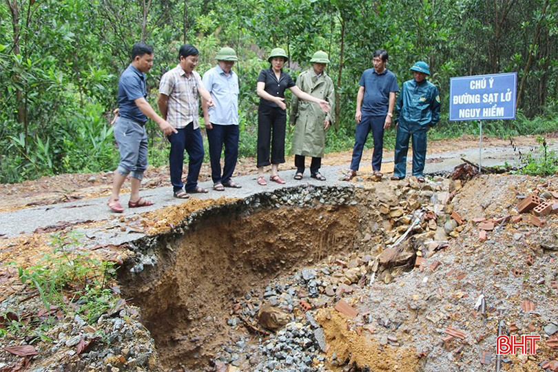 Do ảnh hưởng của bão số 4, từ tối ngày 19/9 đến sáng nay, trên địa bàn Vũ Quang có mưa vừa đến mưa to, lượng mưa đo tại trạm Hòa Duyệt lúc 13 giờ ngày 20/9 là 225 mm. Trong ảnh: Sạt lở nghiêm trọng trên tuyến đường liên xã Đức Lĩnh - Thọ Điền. Do ảnh hưởng của bão số 4, từ tối ngày 19/9 đến sáng nay, trên địa bàn Vũ Quang có mưa vừa đến mưa to, lượng mưa đo tại trạm Hòa Duyệt lúc 13 giờ ngày 20/9 là 225 mm. Trong ảnh: Sạt lở nghiêm trọng trên tuyến đường liên xã Đức Lĩnh - Thọ Điền.