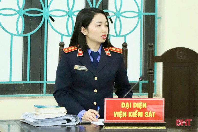 Đại diện Viện Kiểm sát nhân dân TP Hà Tĩnh trình bày bản luận tội. bqbht_br_z6295741776005-9b29560483739a9bc58f14a995aab3a6.jpg