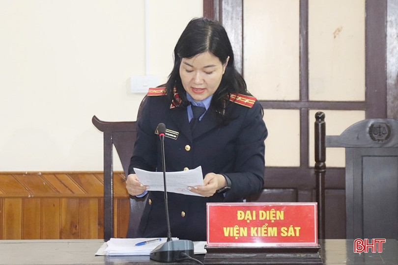 Đại diện Viện Kiểm sát nhân dân tỉnh công bố bản cáo trạng. bqbht_br_8543359737228c7cd533-copy.jpg