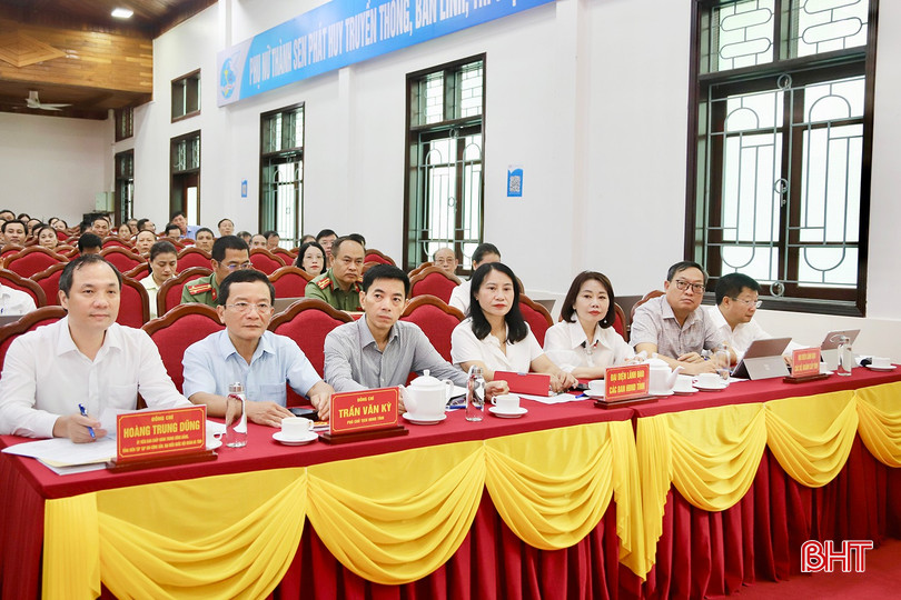 Các đại biểu tham dự hội nghị tiếp xúc cử tri. bqbht_br_img-4698-copy.jpg