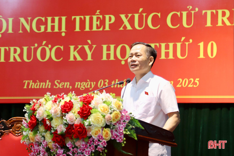 Phó Trưởng đoàn phụ trách Đoàn ĐBQH tỉnh Trần Đình Gia báo cáo một số nội dung tại buổi tiếp xúc. bqbht_br_img-4716-copy.jpg