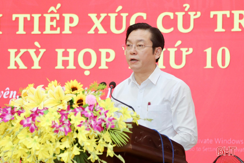 Ông Đặng Văn Thành - Tỉnh ủy viên, Bí thư Đảng ủy, Chủ tịch HĐND xã Cẩm Xuyên làm rõ một số nội dung tại buổi tiếp xúc. bqbht_br_img-4822-copy.jpg