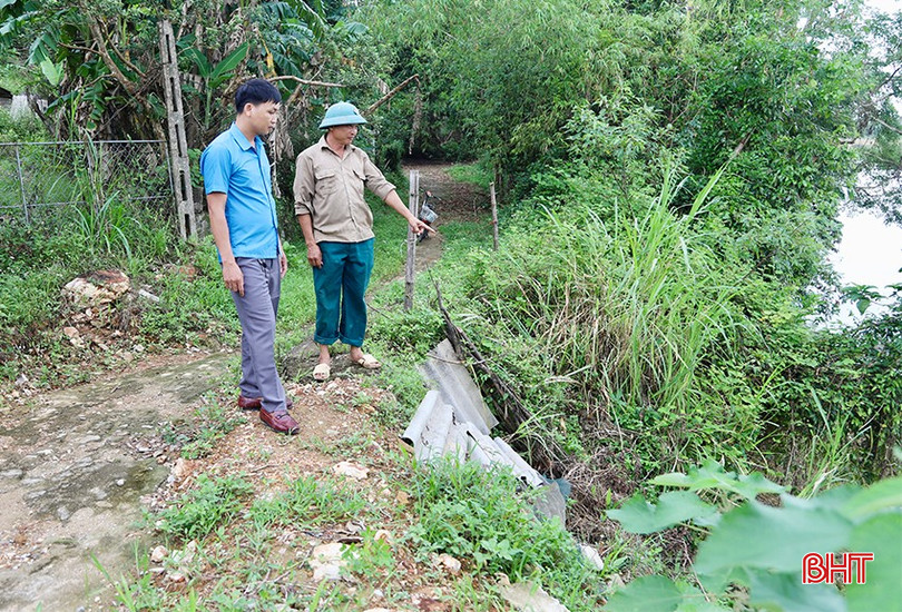Sạt lở ăn sâu vào tuyến đường trục thôn và nhà dân sống cạnh. bqbht_br_img-6190-copy.jpg