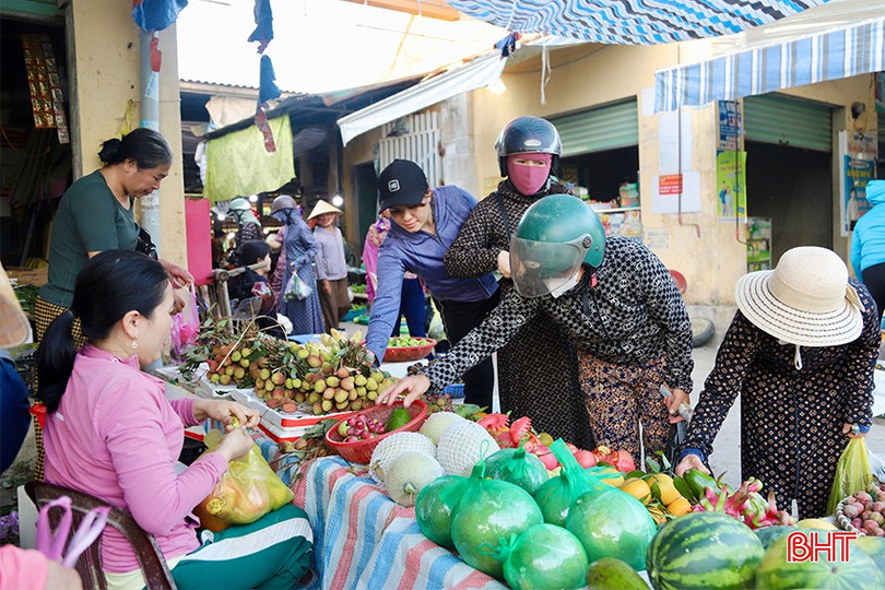 Ghi nhận tại các chợ truyền thống trên địa bàn Hà Tĩnh vào chiều 30/5 và sáng sớm 31/5 (tức chiều 4/5 và sáng 5/5 âm lịch), người dân đến mua sắm đồ cúng tết Đoan Ngọ đông đúc, sức tiêu thụ hàng hóa tăng hẳn so với ngày thường.