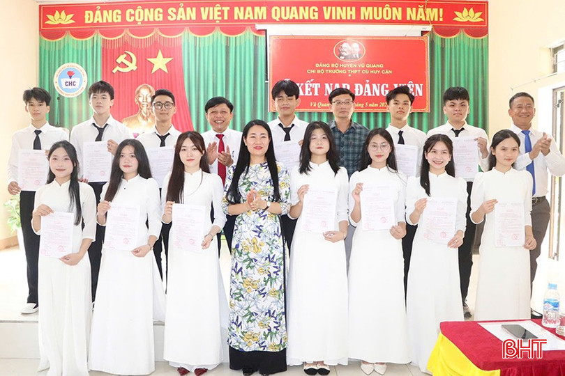 Bí thư Huyện ủy Vũ Quang Nguyễn Thị Việt Hà trao quyết định kết nạp Đảng cho 13 học sinh ưu tú của Trường THPT Cù Huy Cận. Bí thư Huyện ủy Vũ Quang Nguyễn Thị Việt Hà trao quyết định kết nạp Đảng cho 13 học sinh ưu tú của Trường THPT Cù Huy Cận.