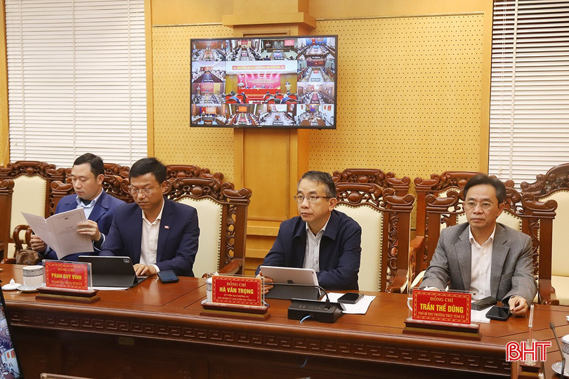 Phó Bí thư Thường trực Tỉnh ủy Trần Thế Dũng và các đại biểu cùng dự tại điểm cầu Hà Tĩnh. bqbht_br_13.jpg