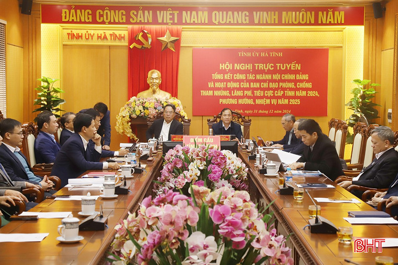 Bí thư Tỉnh ủy Hoàng Trung Dũng và Trưởng ban Nội chính Tỉnh ủy Nguyễn Đình Hải chủ trì điểm cầu Hà Tĩnh. bqbht_br_12.jpg