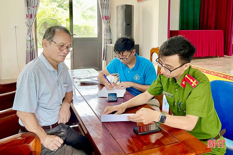 Nhân viên BHXH huyện Vũ Quang phối hợp với Công an xã Thọ Điền vận động người dân mở tài khoản ngân hàng để nhận lương hưu. IMG_1338 copy.jpg