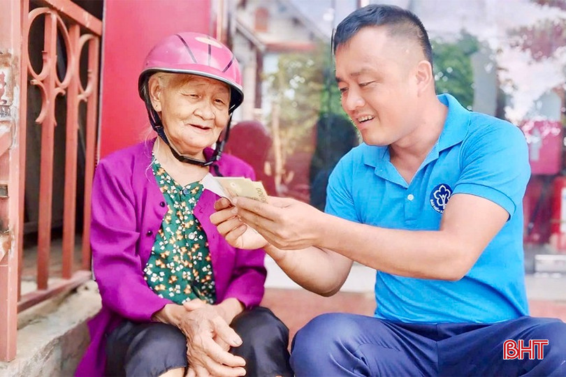 Nhân viên BHXH huyện Vũ Quang hướng dẫn người dân rút tiền qua tài khoản ngân hàng. IMG_1342 copy.jpg