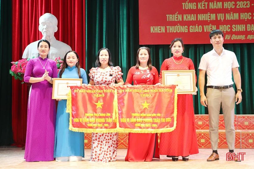 Lãnh đạo huyện Vũ Quang đã trao cờ thi đua của UBND tỉnh cho tập thể Trường Mầm non Sơn Thọ và Trường THCS Bồng Lĩnh...