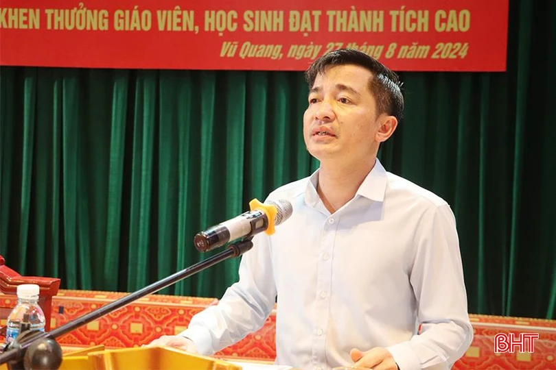 Chủ tịch UBND huyện Vũ Quang Trần Nguyên Thọ: Đề nghị tiếp tục rà soát hệ thống trường, lớp và đảm bảo cơ sở vật chất, thiết bị dạy học; tập trung nâng cao chất lượng giáo dục toàn diện. Cấp ủy, chính quyền các cấp cần quan tâm, huy động nguồn lực hợp pháp, lồng ghép các chương trình, nguồn xã hội hóa để tiếp tục đầu tư xây dựng, nâng cấp cơ sở vật chất, trang thiết bị dạy và học. Các trường học phát động phong trào thi đua dạy tốt, học tốt để hoàn thành kế hoạch năm học đề ra.