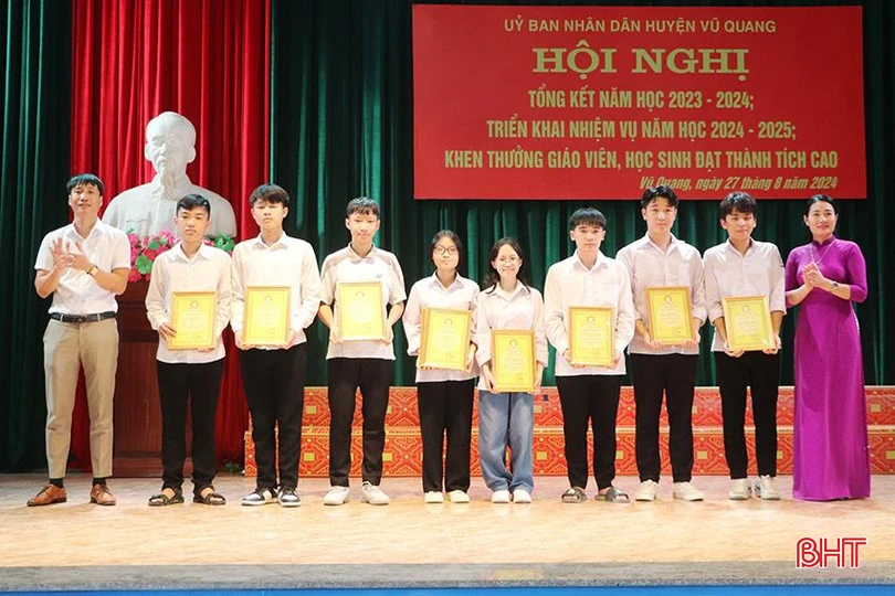 Khen thưởng các em học sinh đạt thành tích cao trong học tập.
