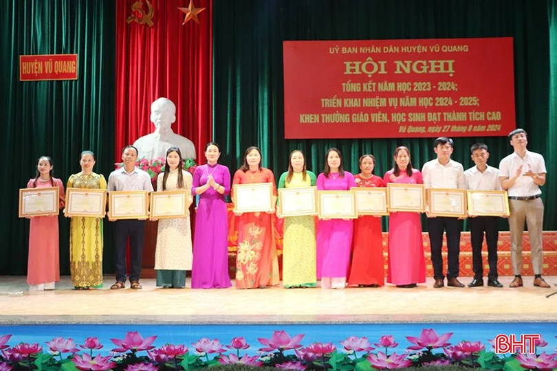 Trao bằng khen của Chủ tịch UBND tỉnh cho các giáo viên đã có thành tích xuất sắc trong thực hiện nhiệm vụ năm học 2023 - 2024.