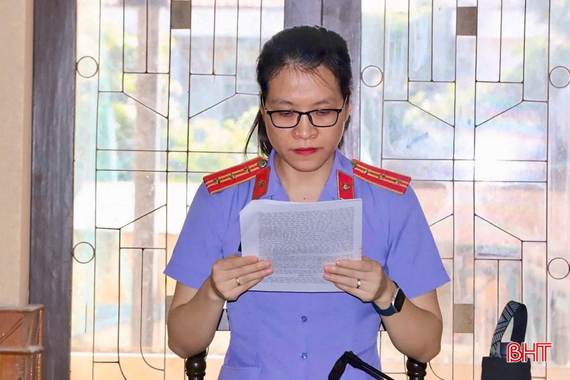 Đại diện Viện Kiểm sát nhân dân tỉnh công bố bản cáo trạng. bqbht_br_img-3377-copy.jpg