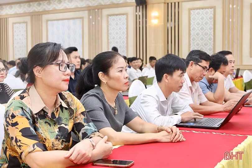 Đại biểu theo dõi hội nghị.