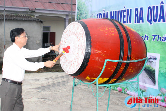 hang tram can bo nguoi dan thach ha ra quan xay dung nong thon moi