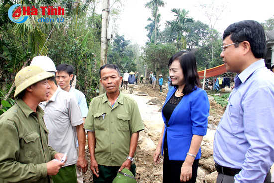 hang tram can bo nguoi dan thach ha ra quan xay dung nong thon moi