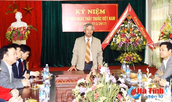 lanh dao tinh chuc mung nganh y te nhan ngay thay thuoc viet nam