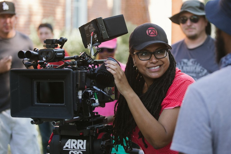 Cũng liên quan tới màu da, Ava DuVernay có thể là nữ đạo diễn da màu đầu tiên thắng giải Phim tài liệu xuất sắc với tác phẩm về hệ thống nhà tù nước Mỹ và những vấn đề liên quan tới chủng tộc có tên 13th. Ảnh: Outnow. nhung ky luc cho bi xo do tai oscar 2017