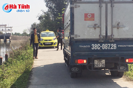 rap dam cuoi ngang nhien bit kin duong giao thong