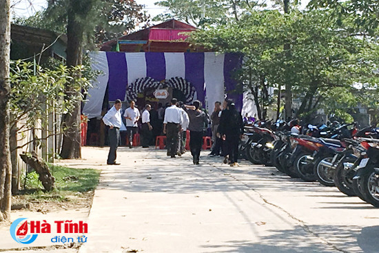 rap dam cuoi ngang nhien bit kin duong giao thong