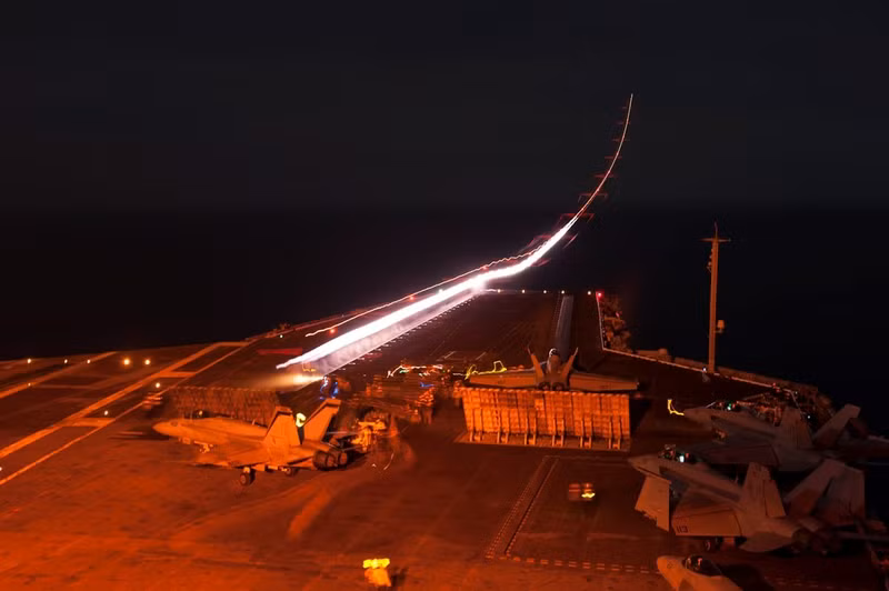 uy luc vuot troi cua san bay noi vua den bien dong