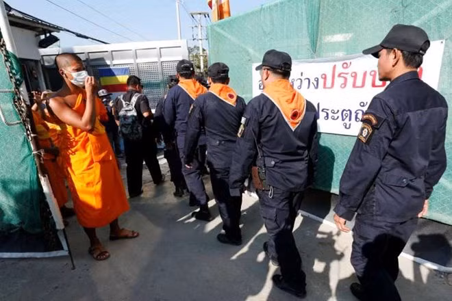 quan doi thai lan doi dau cang thang voi giao do dhammakya