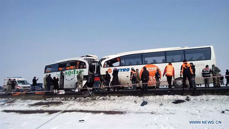 xe buyt dau dau o mien dong tho nhi ky 36 nguoi thuong vong