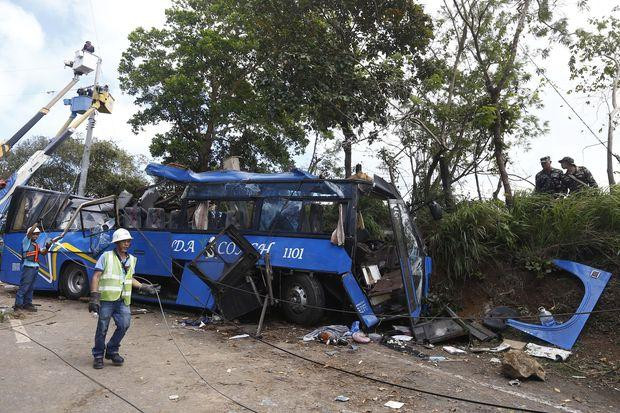 tai nan xe buyt kinh hoang o philippines it nhat 54 nguoi thuong vong